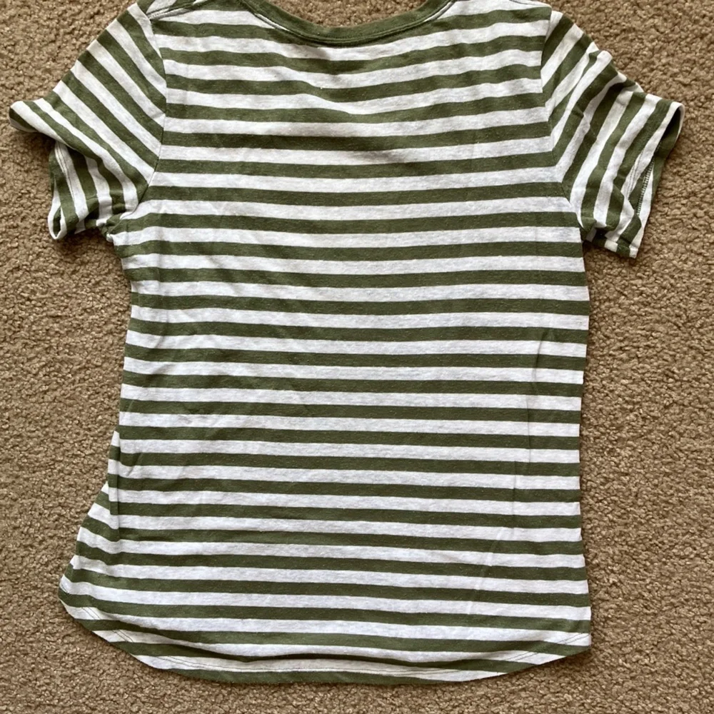 Old Navy Olive Striped Everywear T-shirt Size M - Picture 3 of 3